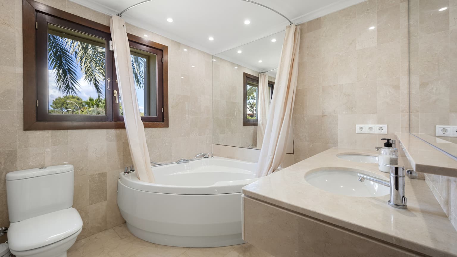 Spacious Seven Bedroom Villa With Sea View - Gallery image 24