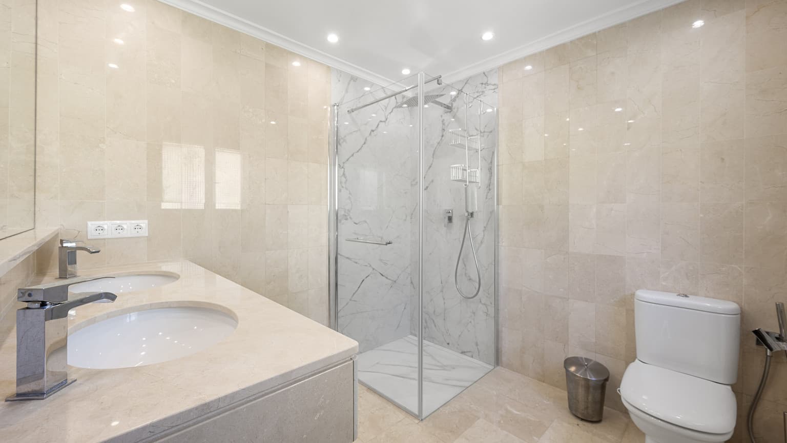 Spacious Seven Bedroom Villa With Sea View - Gallery image 28