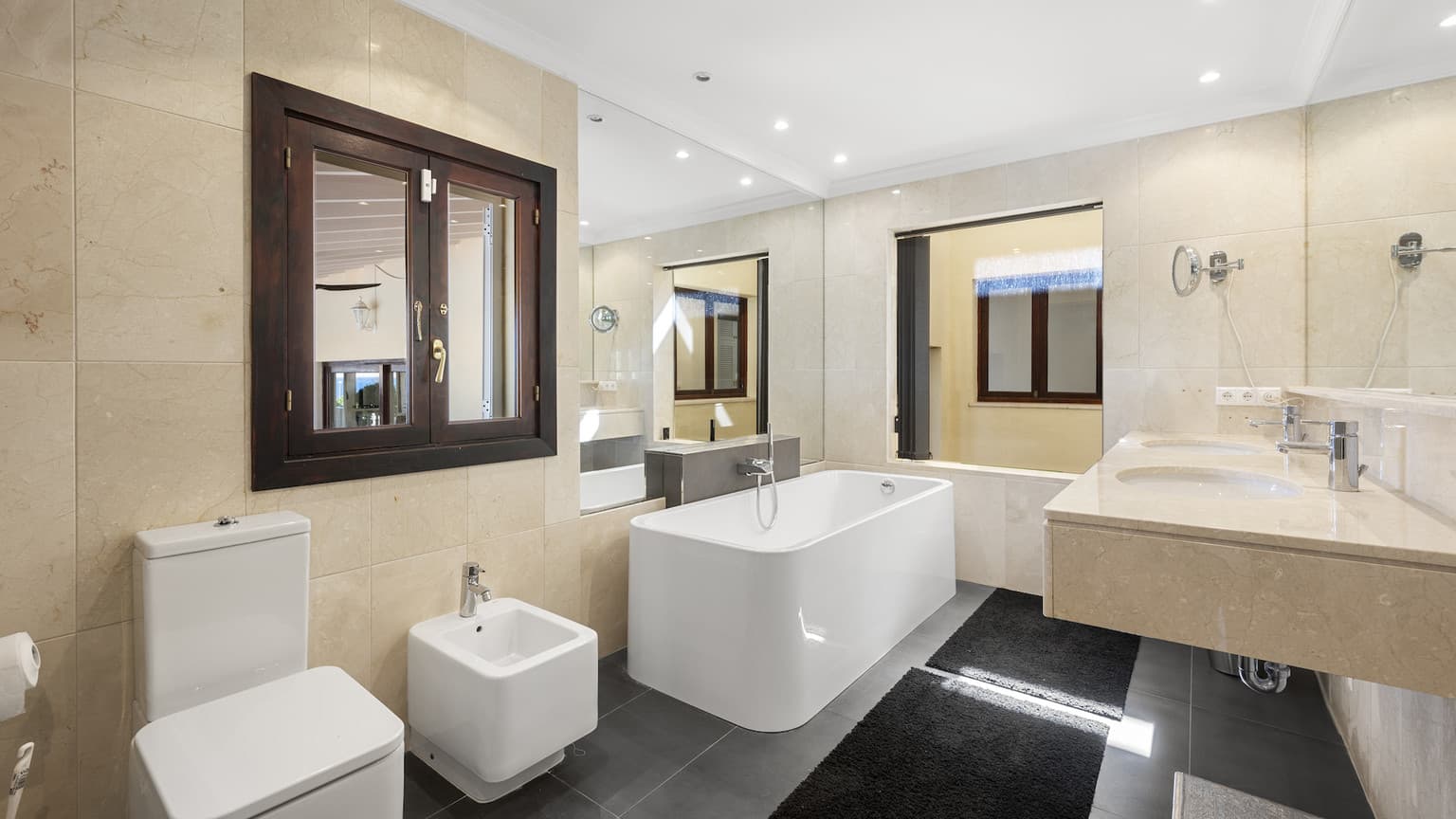 Spacious Seven Bedroom Villa With Sea View - Gallery image 31