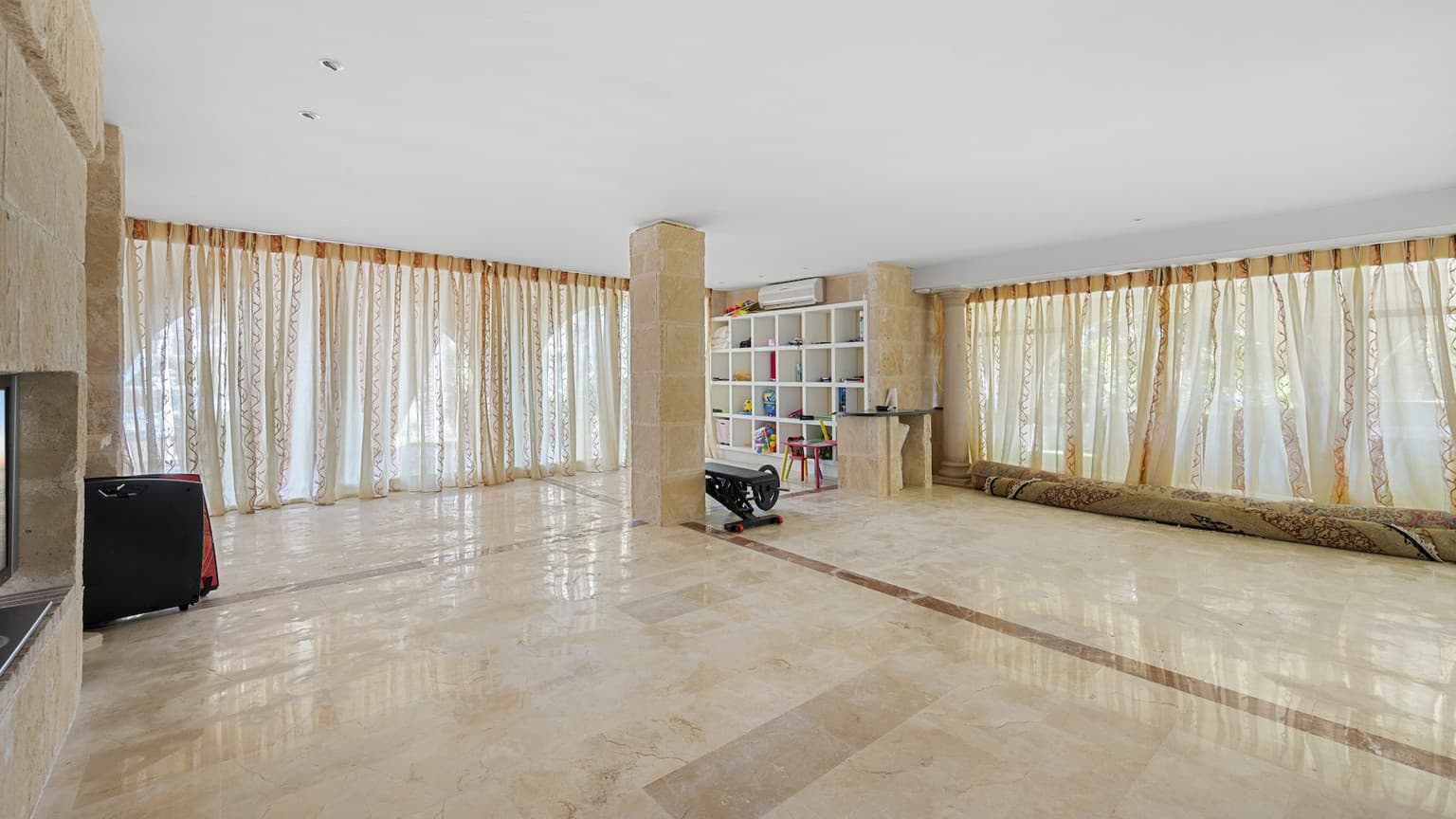 Spacious Seven Bedroom Villa With Sea View - Gallery image 40