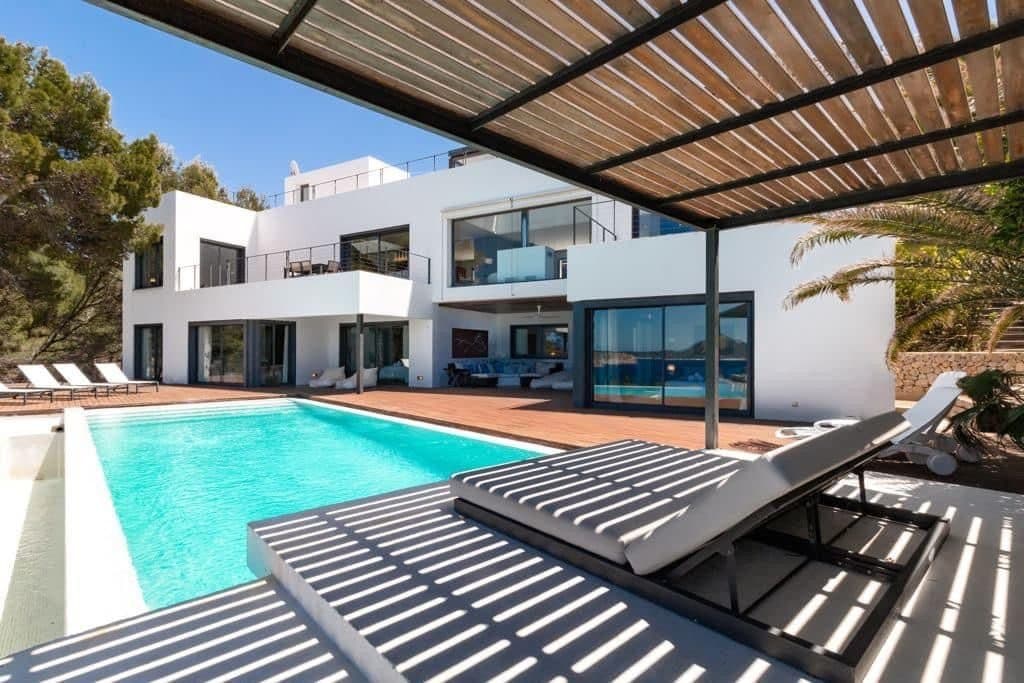 Seafront Villa with Paddle Court - Gallery image 1