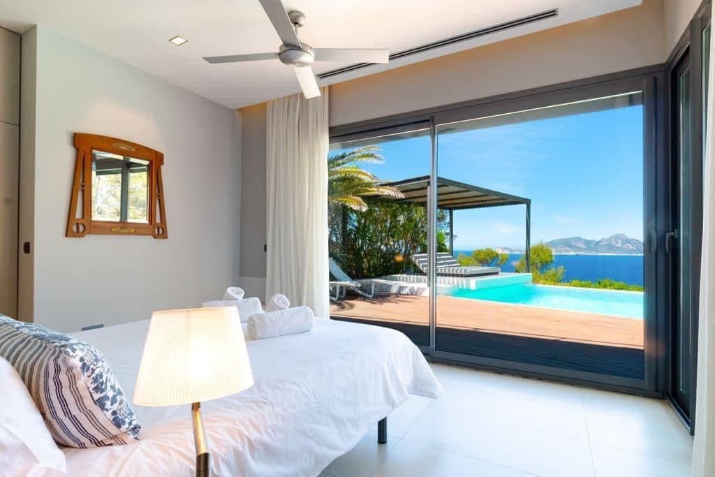 Seafront Villa with Paddle Court - Gallery image 6