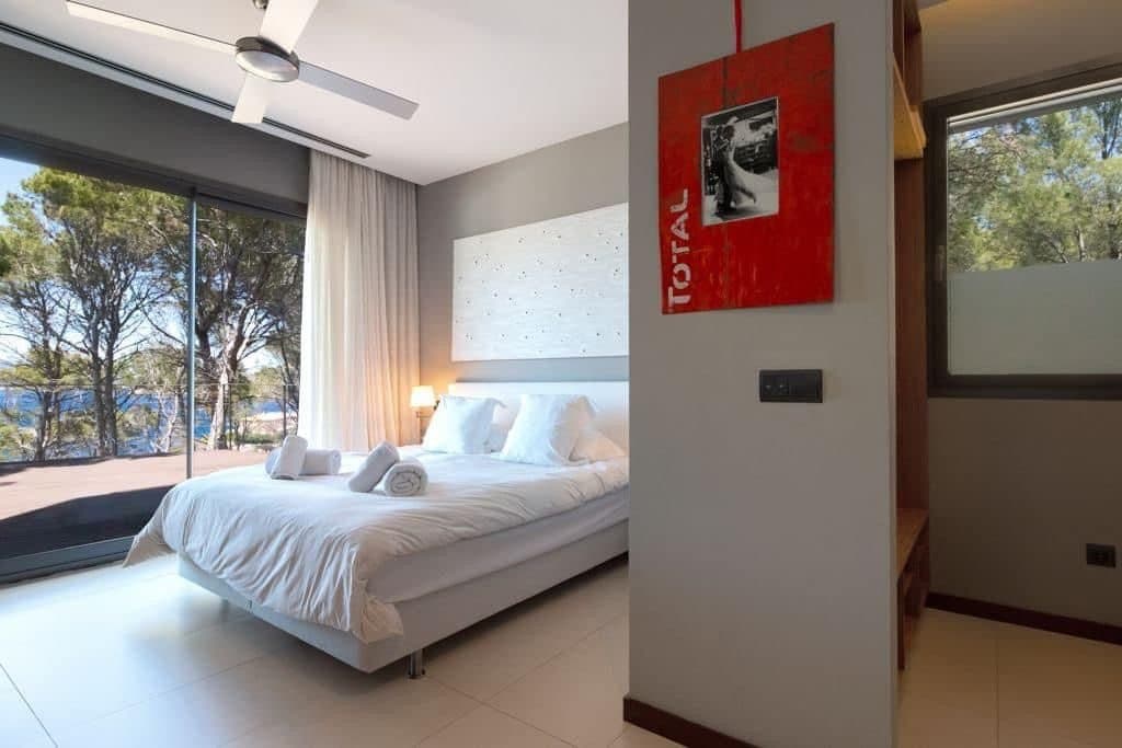 Seafront Villa with Paddle Court - Gallery image 8