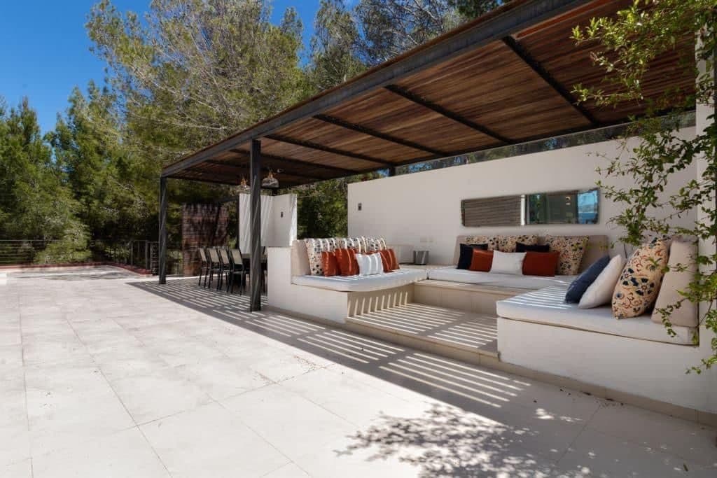 Seafront Villa with Paddle Court - Gallery image 13