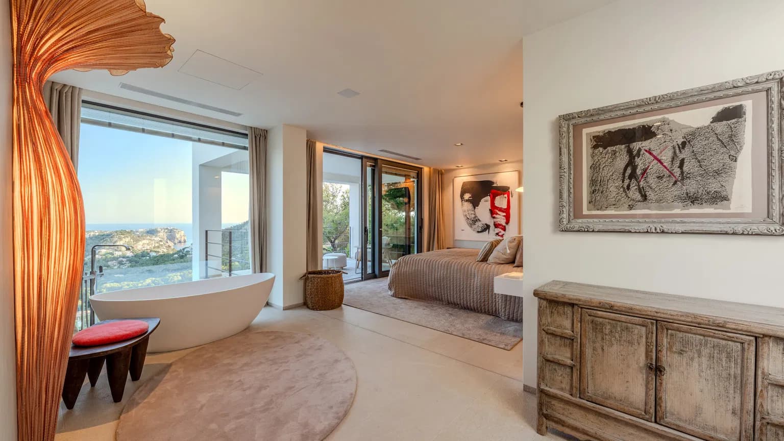 Renovated Luxury Villa with Panoramic Harbour Views - Gallery image 9