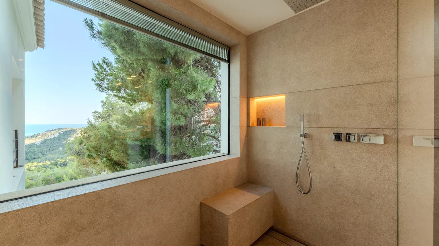 Renovated Luxury Villa with Panoramic Harbour Views - Gallery image 10