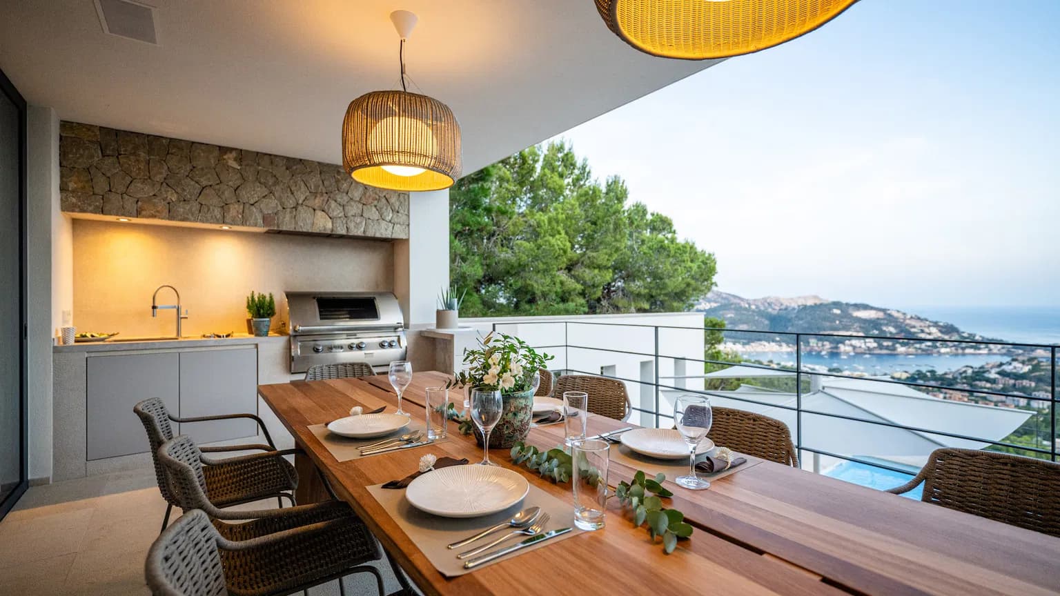 Renovated Luxury Villa with Panoramic Harbour Views - Gallery image 3