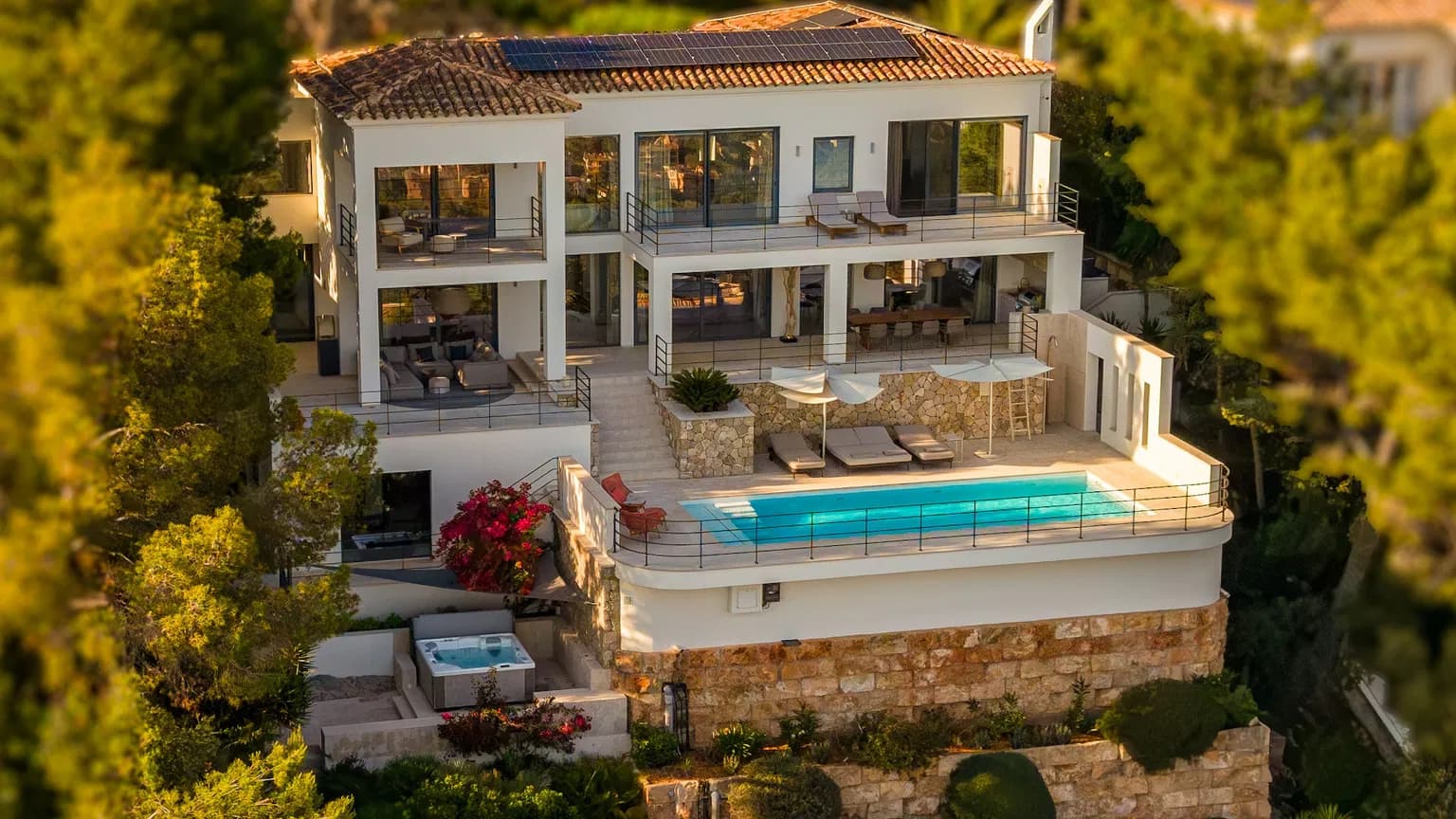 Renovated Luxury Villa with Panoramic Harbour Views - Gallery image 21