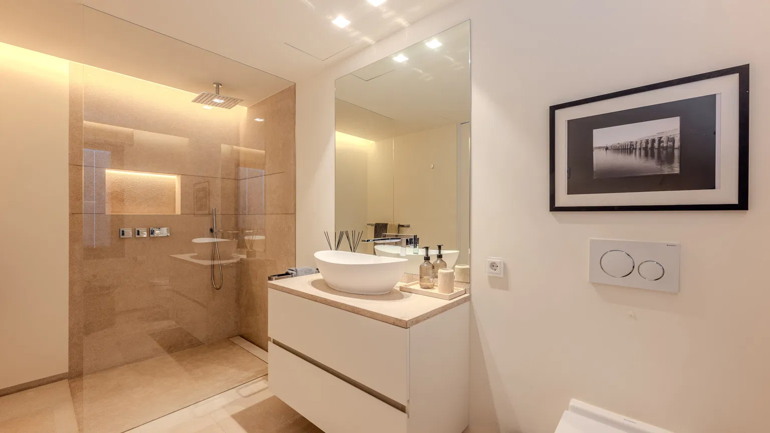 Renovated Luxury Villa with Panoramic Harbour Views - Gallery image 23