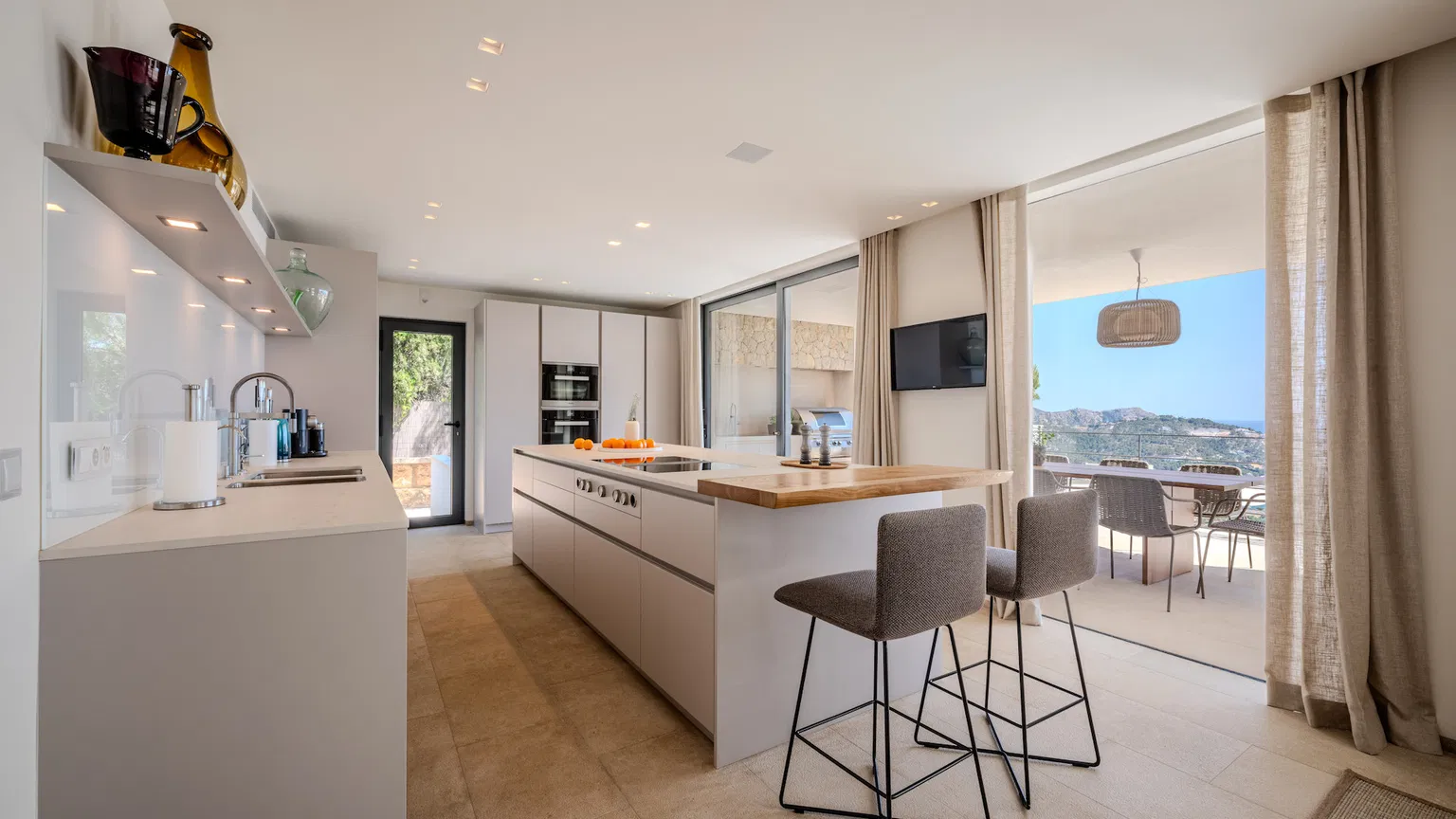 Renovated Luxury Villa with Panoramic Harbour Views - Gallery image 4