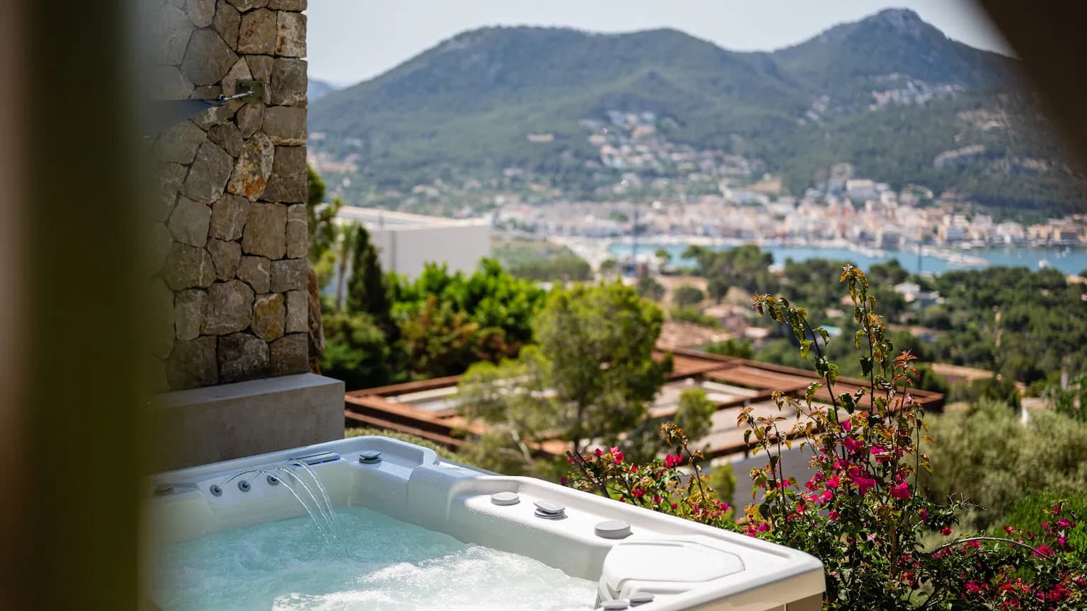 Renovated Luxury Villa with Panoramic Harbour Views - Gallery image 31