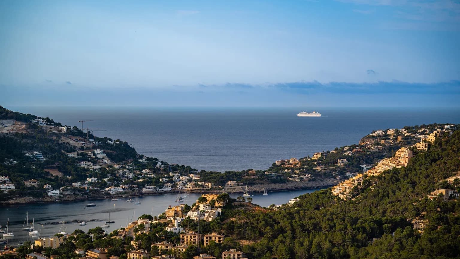 Renovated Luxury Villa with Panoramic Harbour Views - Gallery image 32