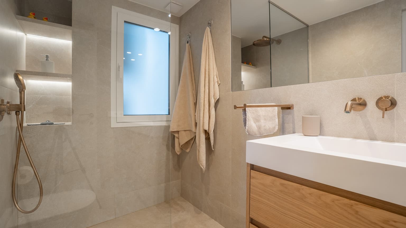 first sea line direct acces apartment for rent - Gallery image 9