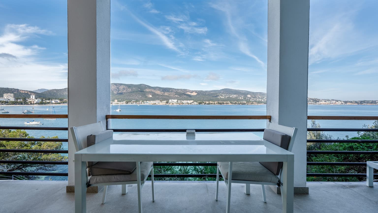 first sea line direct acces apartment for rent - Gallery image 1