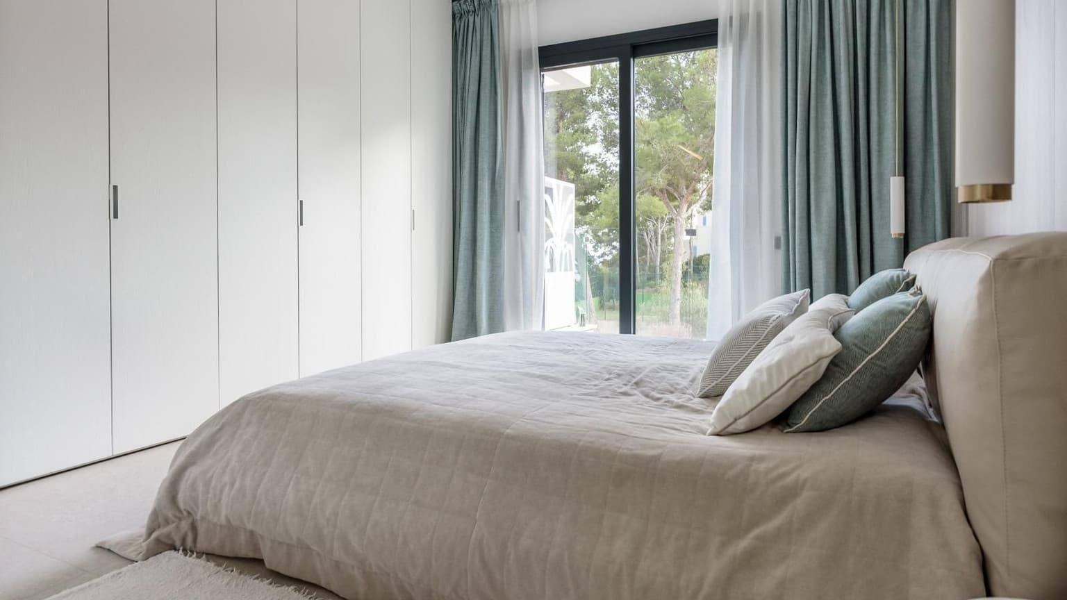 Spacious Villa for Rent with Sea Views in Camp de Mar - Gallery image 5