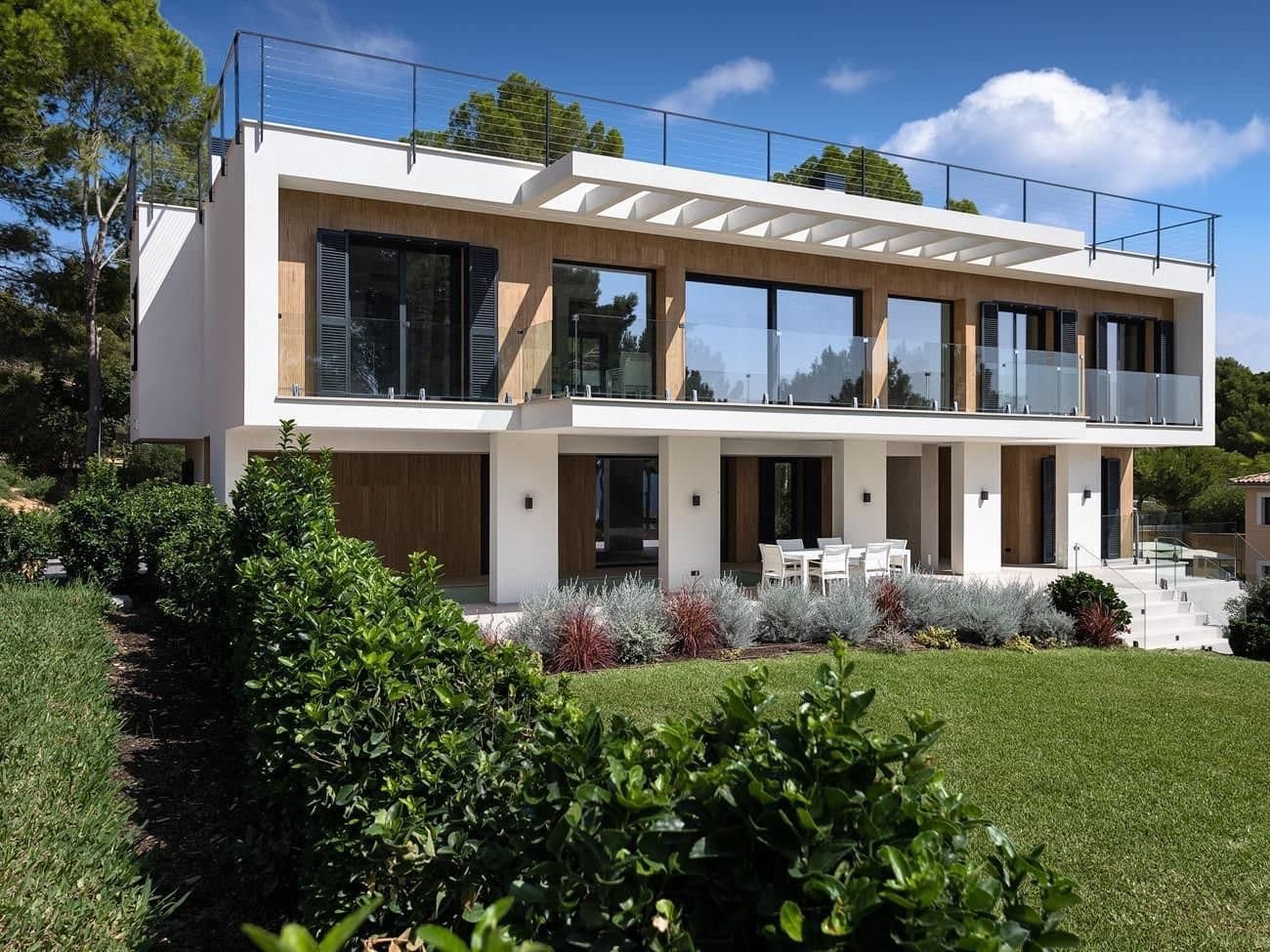 Spacious Villa for Rent with Sea Views in Camp de Mar - Gallery image 1