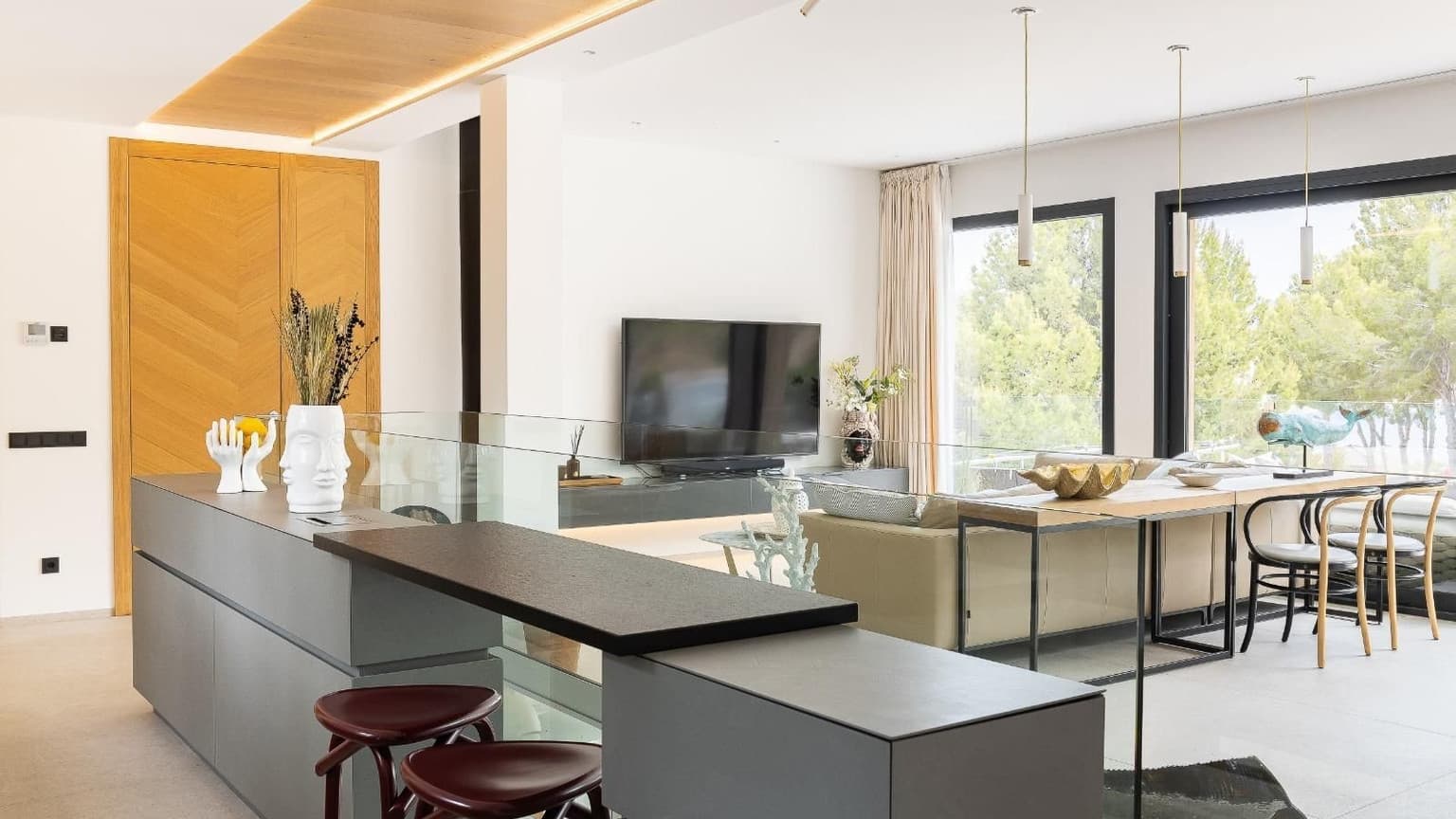 Spacious Villa for Rent with Sea Views in Camp de Mar - Gallery image 2