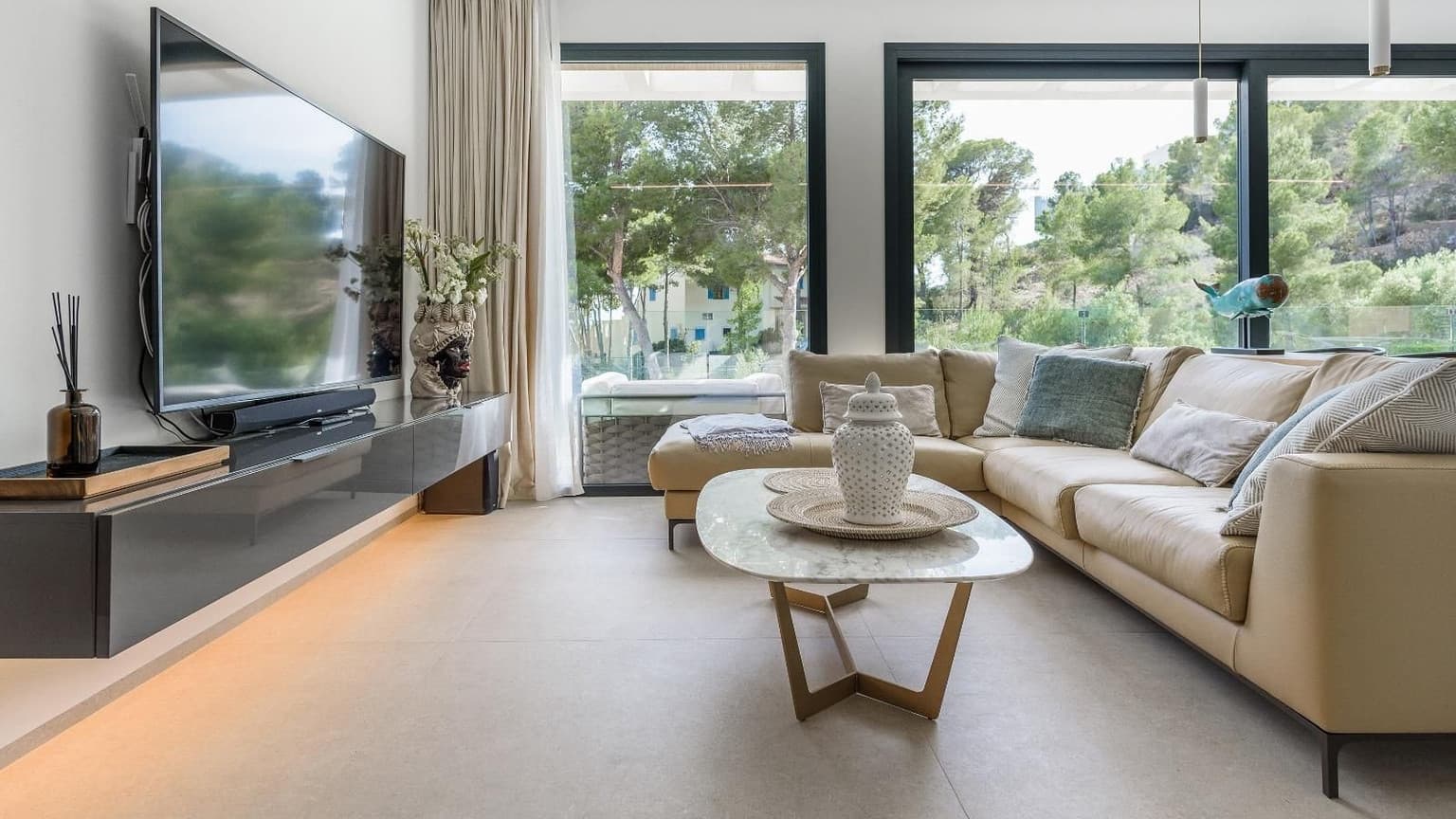 Spacious Villa for Rent with Sea Views in Camp de Mar - Gallery image 11