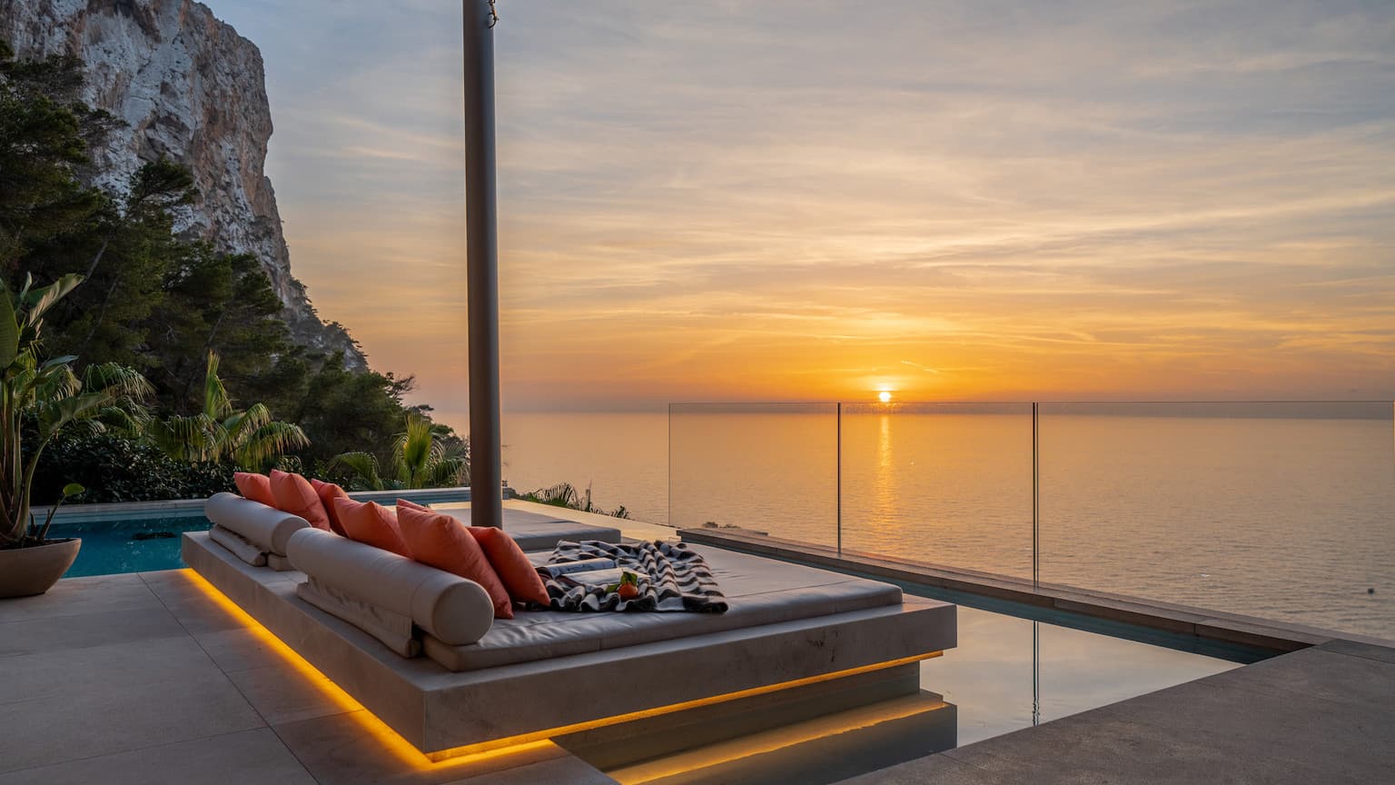 Iconic Sunset Villa with Panoramic Sea Views - Gallery image 2