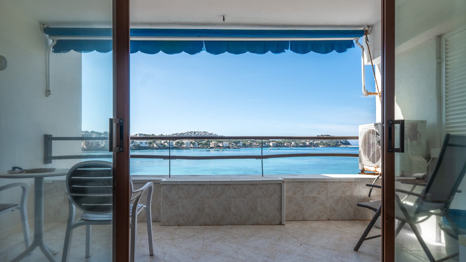 Seafront Apartment with Sunset Views and Private Terrace - Gallery image 8