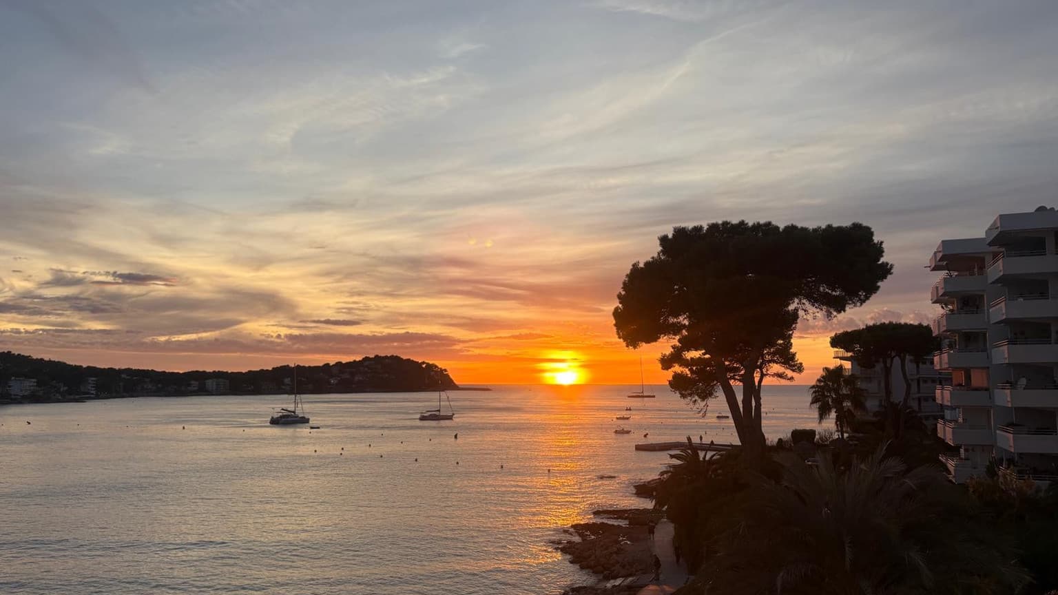 Seafront Apartment with Sunset Views and Private Terrace - Gallery image 7