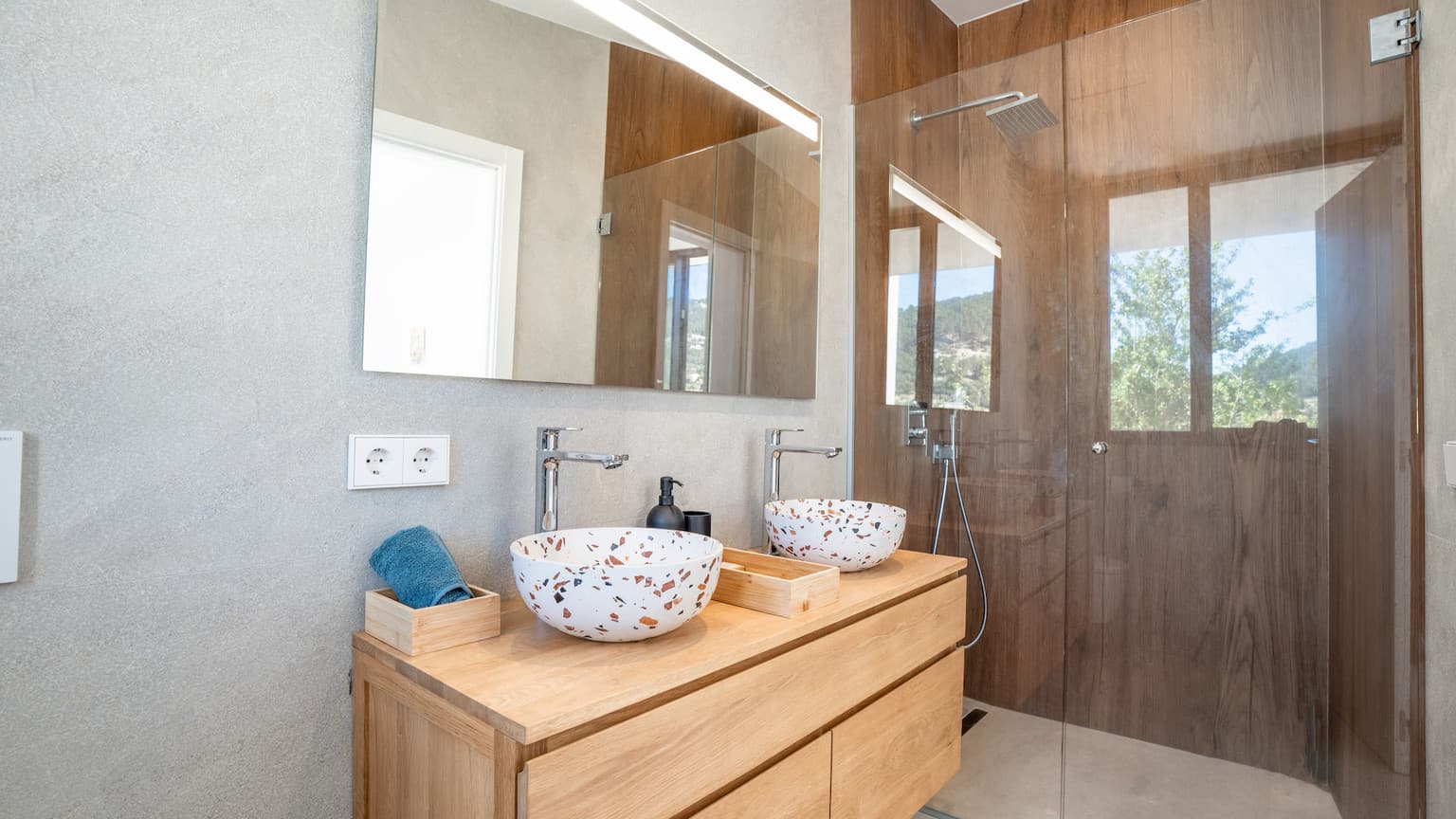 Beautiful modern countryside villa with panoramic views - Gallery image 24