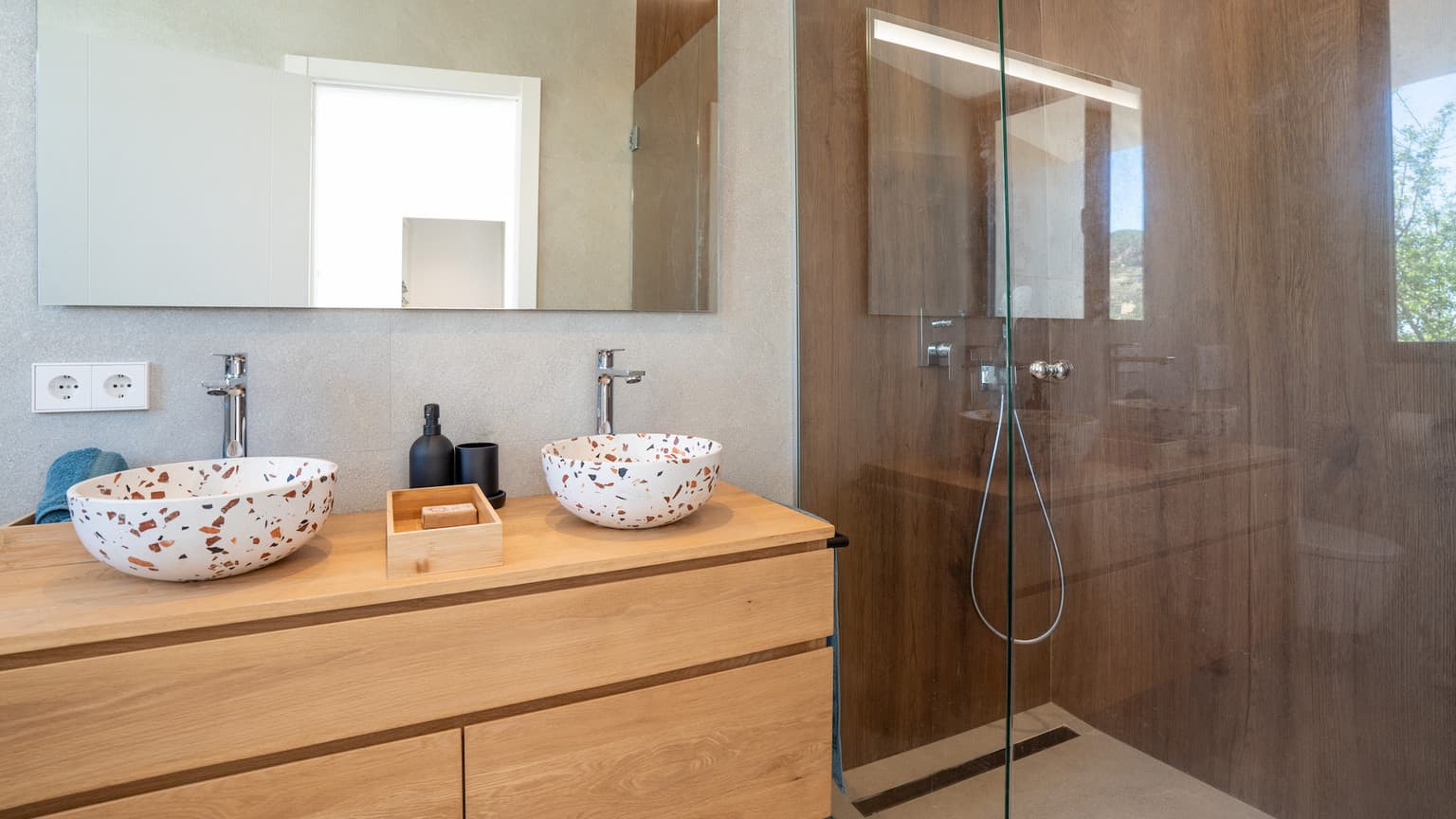 Beautiful modern countryside villa with panoramic views - Gallery image 20