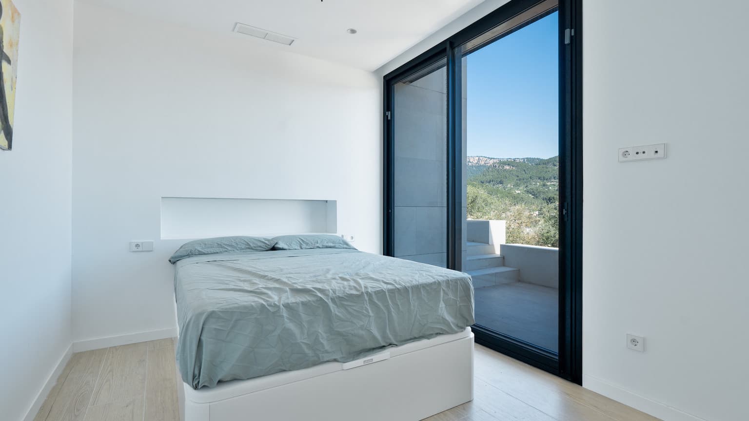 Beautiful modern countryside villa with panoramic views - Gallery image 18