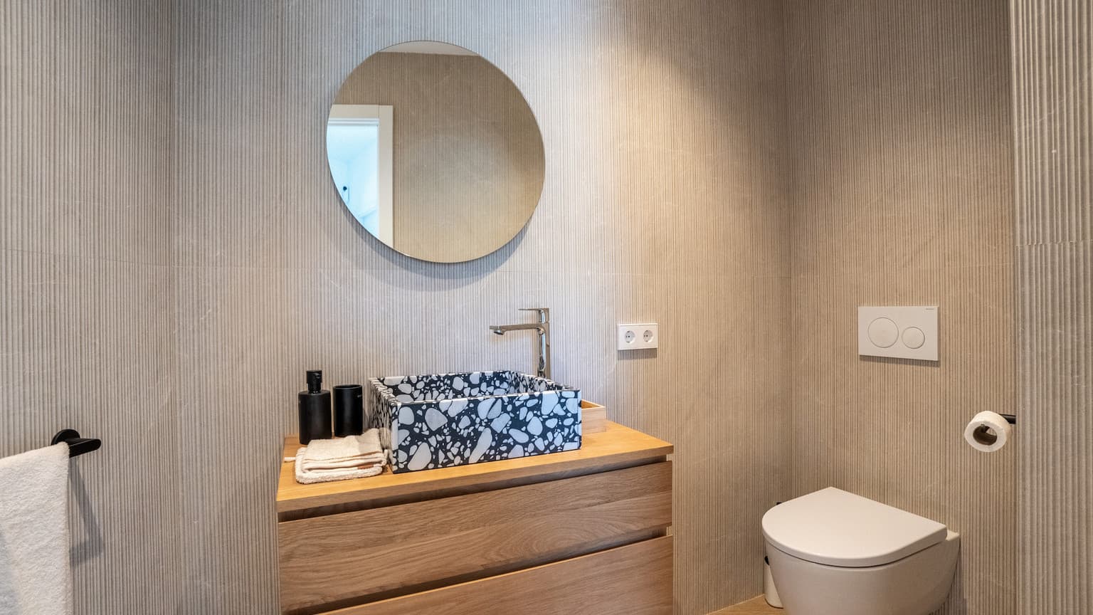 Beautiful modern countryside villa with panoramic views - Gallery image 23