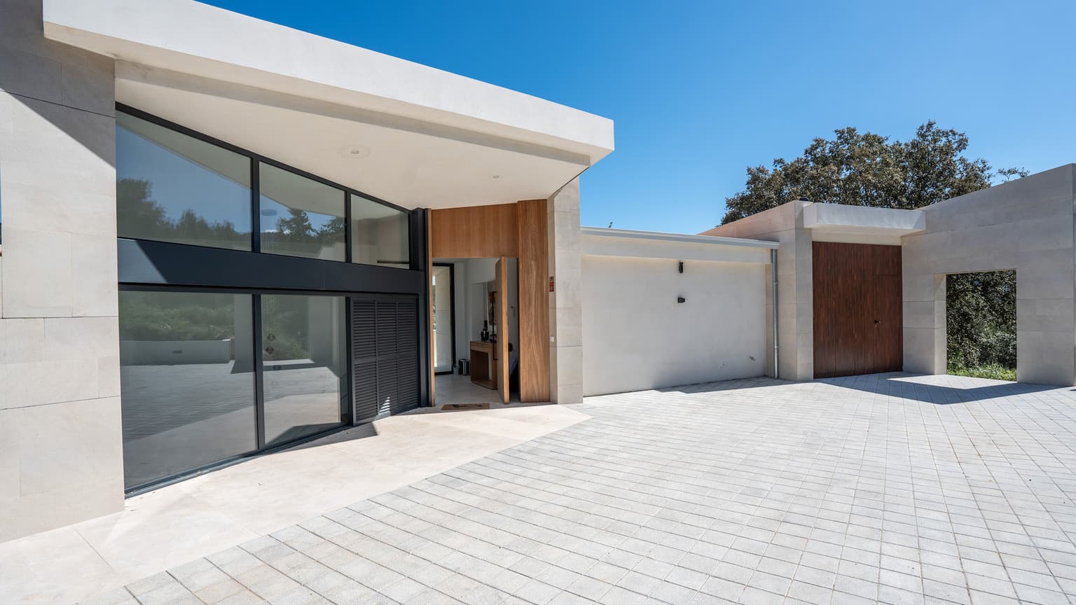 Beautiful modern countryside villa with panoramic views - Gallery image 2