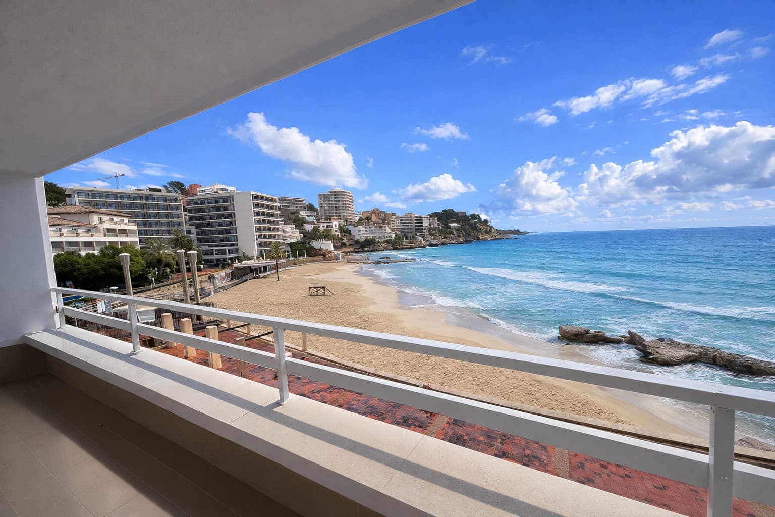 Exclusive frontline apartment with panoramic views over the bay of Cala Mayor - Gallery image 2