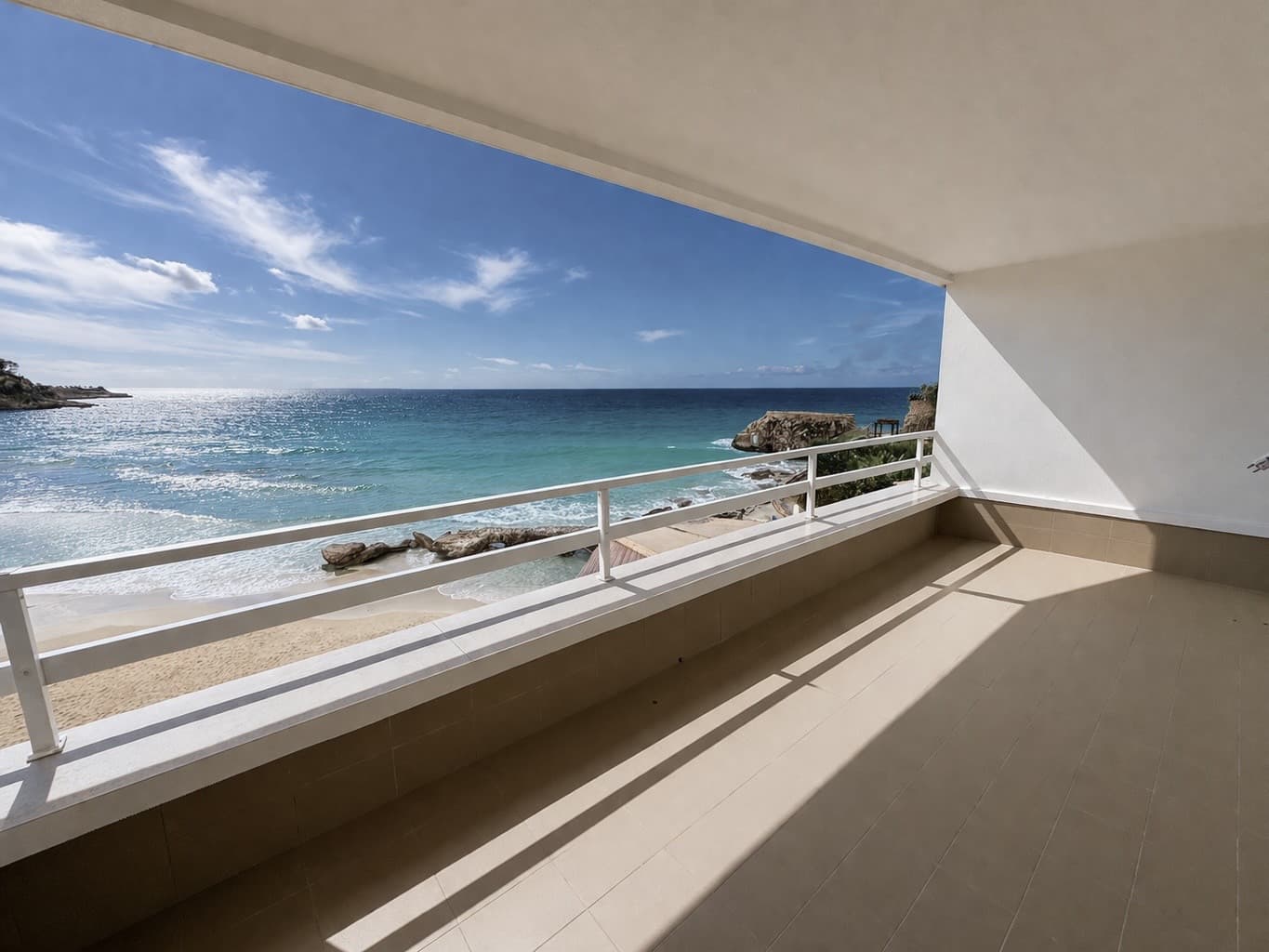 Exclusive frontline apartment with panoramic views over the bay of Cala Mayor - Gallery image 1