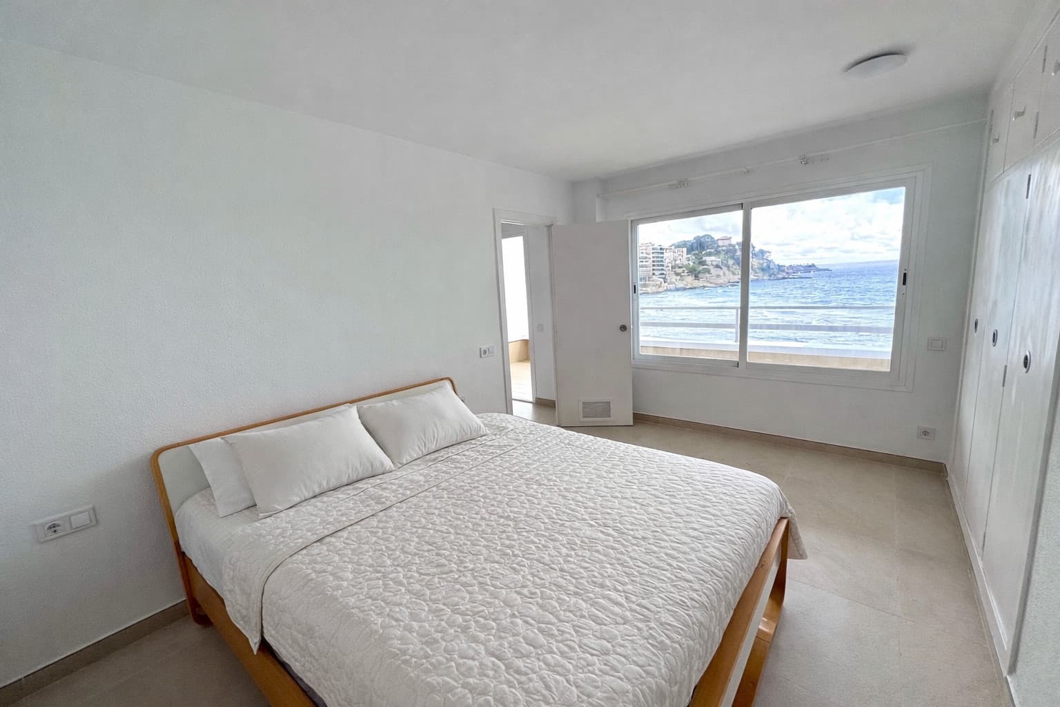 Exclusive frontline apartment with panoramic views over the bay of Cala Mayor - Gallery image 11