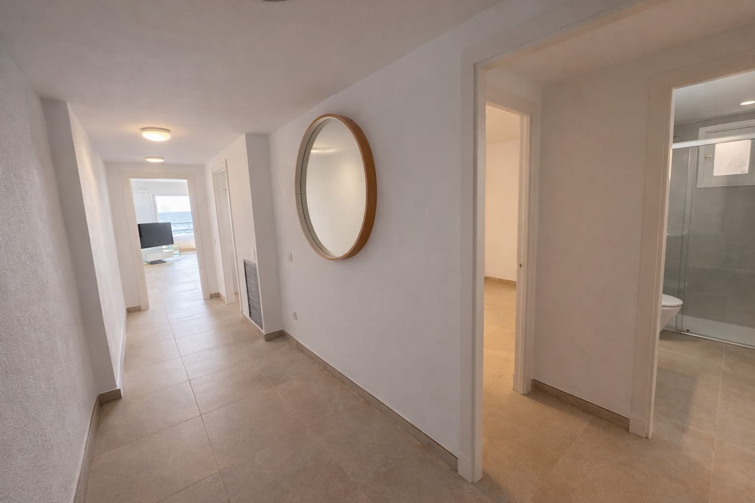 Exclusive frontline apartment with panoramic views over the bay of Cala Mayor - Gallery image 4