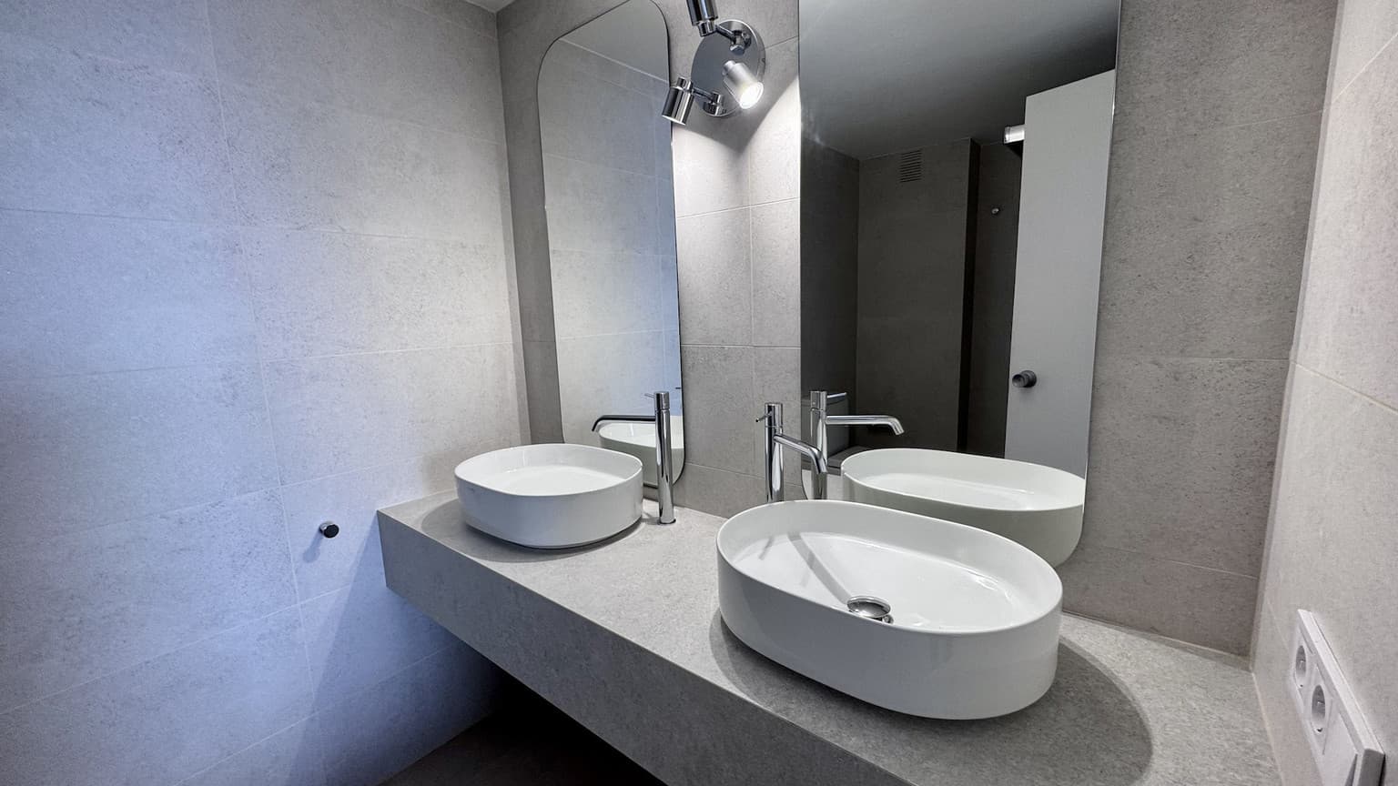 Exclusive frontline apartment with panoramic views over the bay of Cala Mayor - Gallery image 12