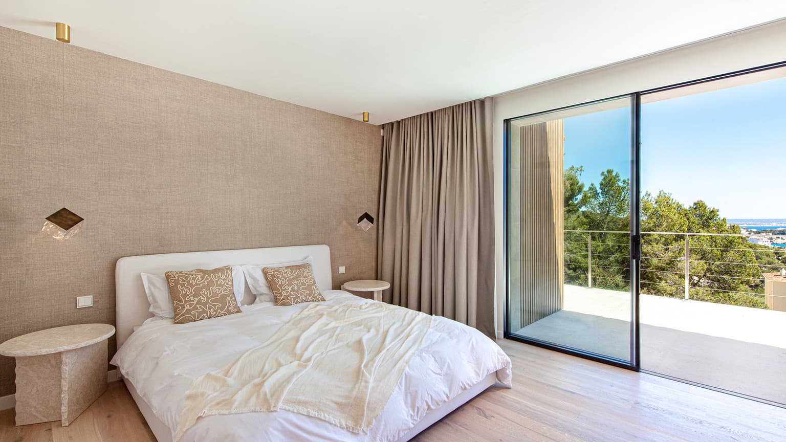 Modern 5-Bed Villa in Bendinat with Pool & Gym - Gallery image 10