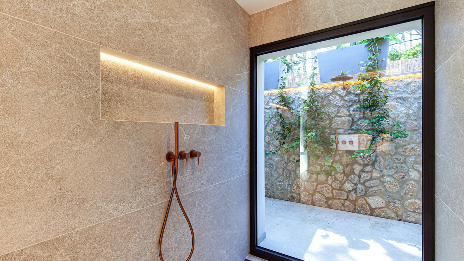 Modern 5-Bed Villa in Bendinat with Pool & Gym - Gallery image 13