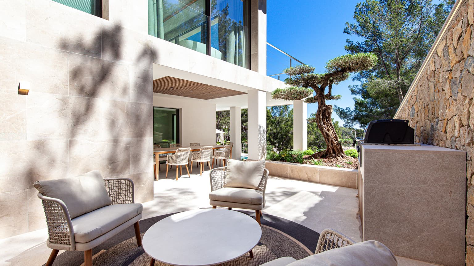 Modern 5-Bed Villa in Bendinat with Pool & Gym - Gallery image 17