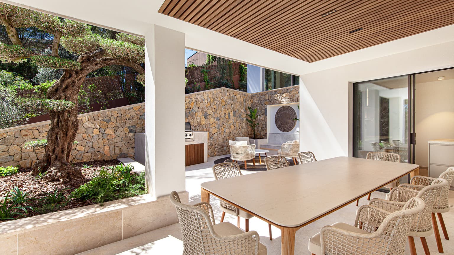 Modern 5-Bed Villa in Bendinat with Pool & Gym - Gallery image 19