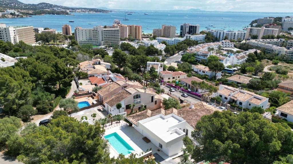 Modern Villa close to the beach in Palmanova - Gallery image 1