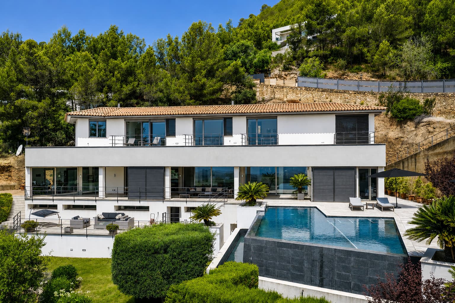 Spectacular villa with panoramic views over Palma Bay - Gallery image 1