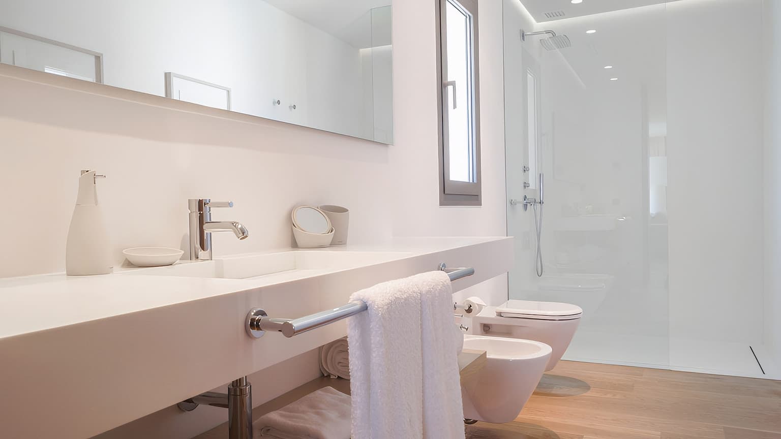 Unique seaside property with sea Acess and two separate villas - Gallery image 31