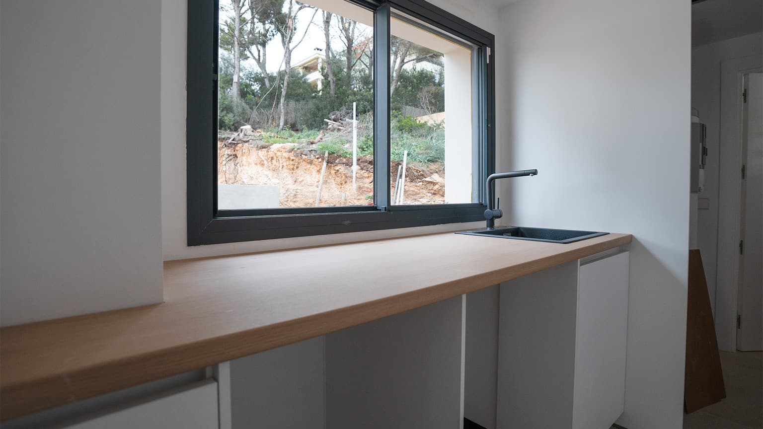 Elegant Mediterranean Villa with Pool – Walking Distance to the Beach - Gallery image 13