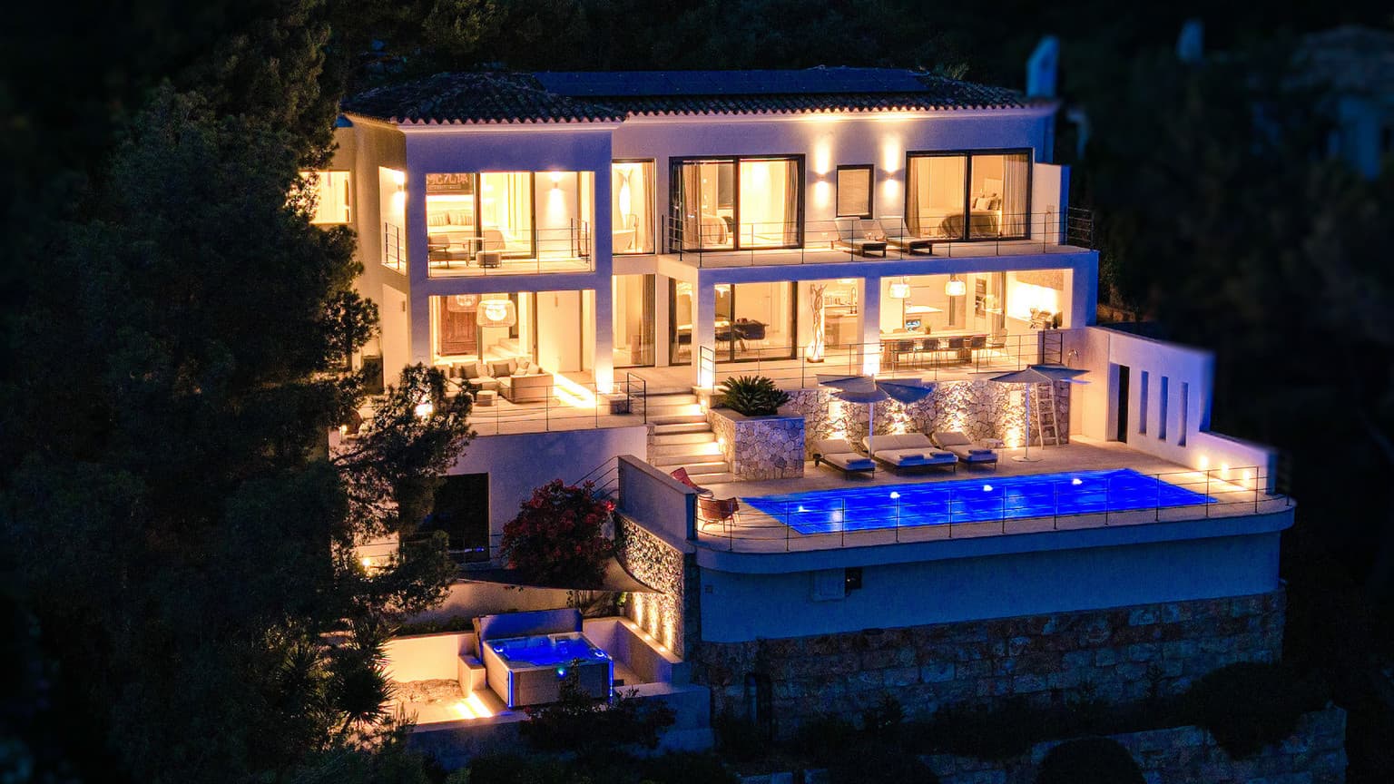 Renovated Luxury Villa with Panoramic Harbour Views - Gallery image 32