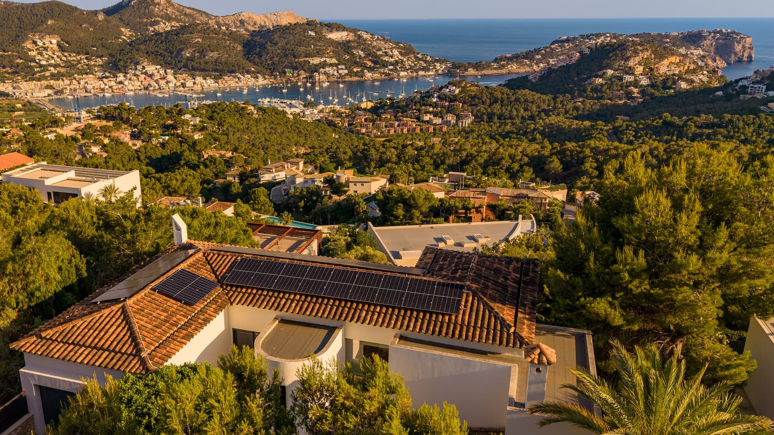 Renovated Luxury Villa with Panoramic Harbour Views - Gallery image 6
