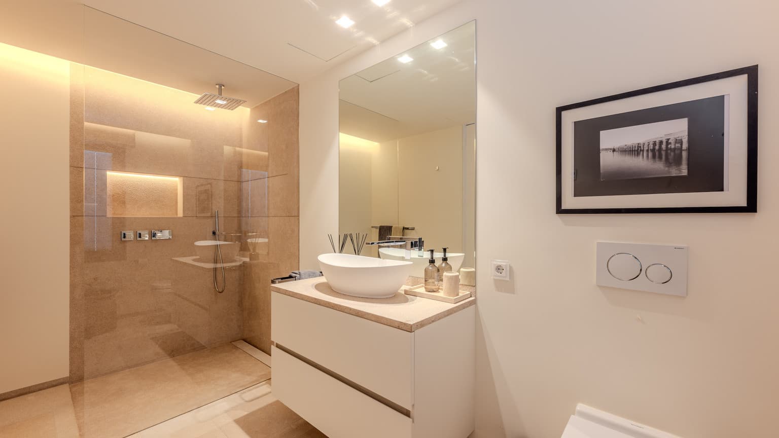 Renovated Luxury Villa with Panoramic Harbour Views - Gallery image 10