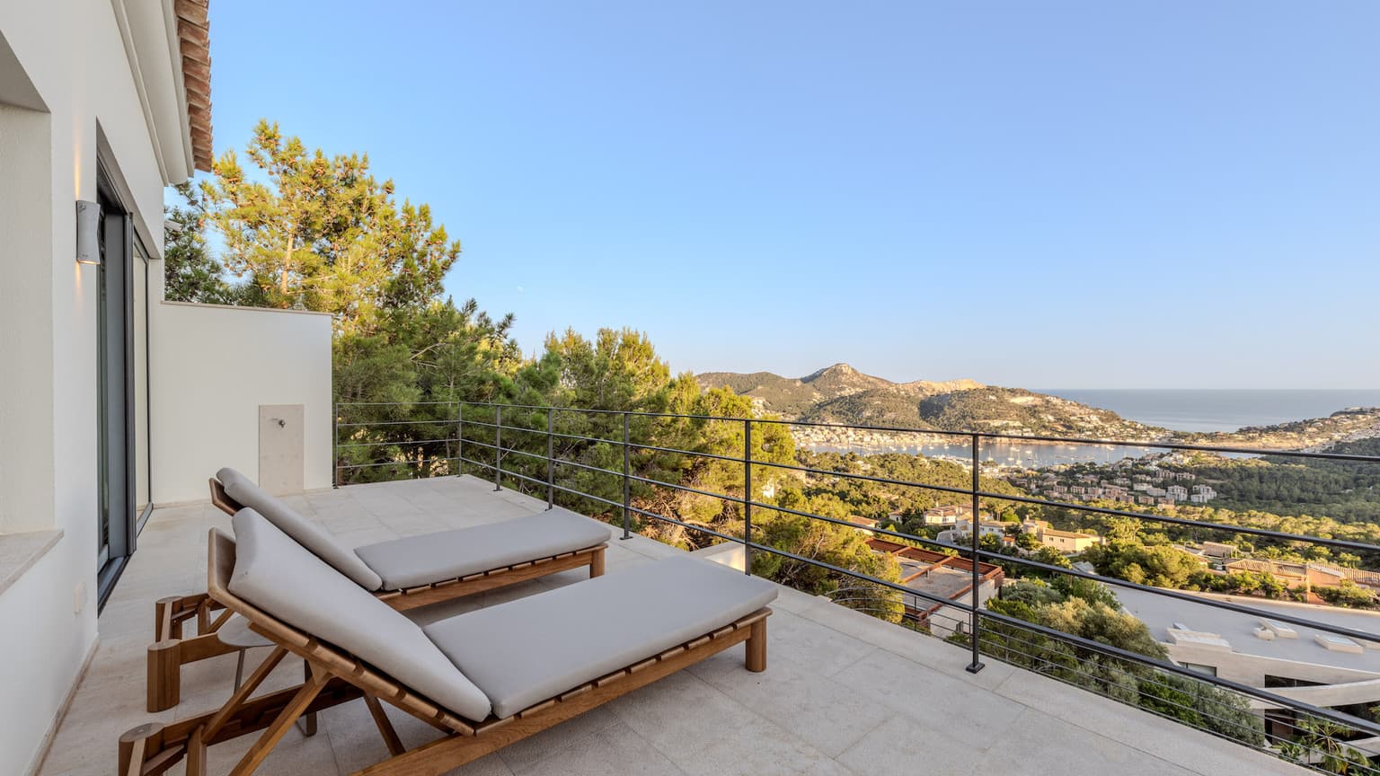 Renovated Luxury Villa with Panoramic Harbour Views - Gallery image 9