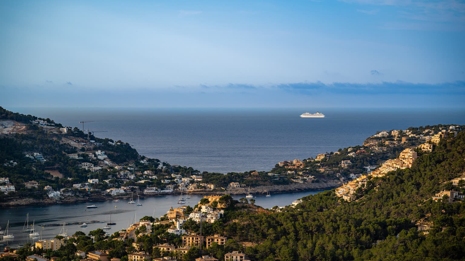 Renovated Luxury Villa with Panoramic Harbour Views - Gallery image 23