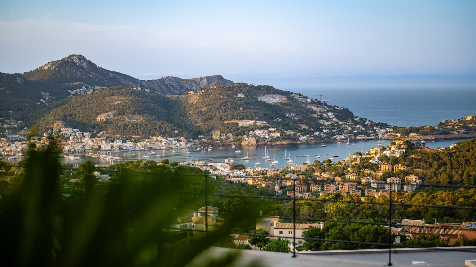 Renovated Luxury Villa with Panoramic Harbour Views - Gallery image 2