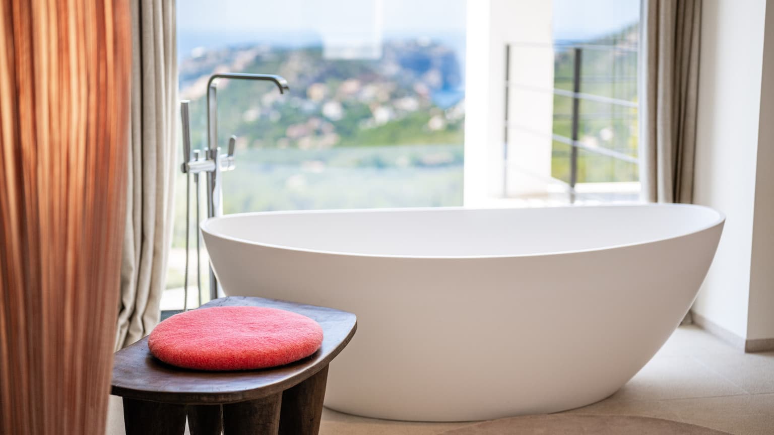 Renovated Luxury Villa with Panoramic Harbour Views - Gallery image 27